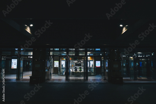 駅の入り口にある公衆電話