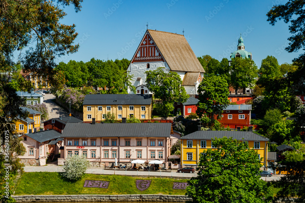Obraz premium Piękny widok panoramiczny na katedrę Porvoo i stare miasto Porvoo