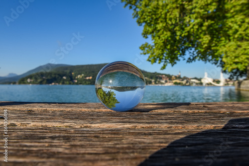 Le Lac d'Annecy depuis une boule de cristal