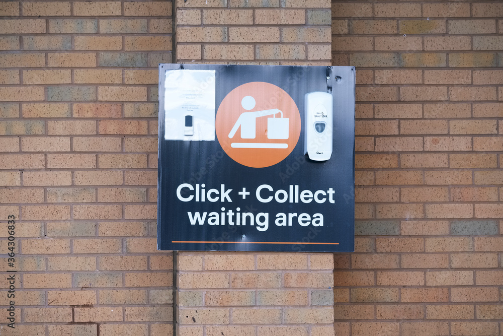 Obraz premium Click collect online internet shopping sign at shop