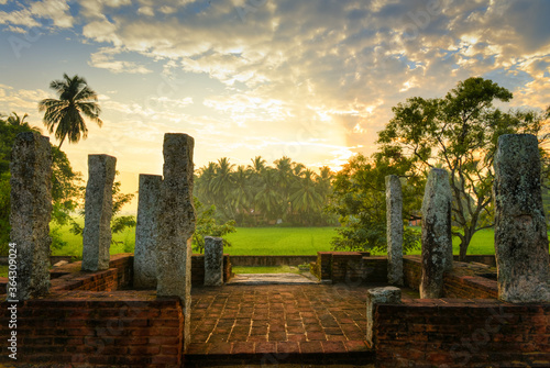 magnifique ruine d'un ancien temple au Sri Lanka au lever du soleil photo