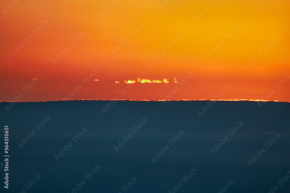 Fototapeta premium Los colores azul y amarillo del atardecer muestran un bello paisaje 