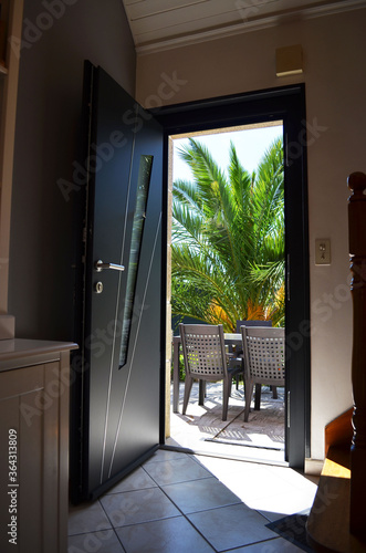 porte de sortie sous un ciel bleu
