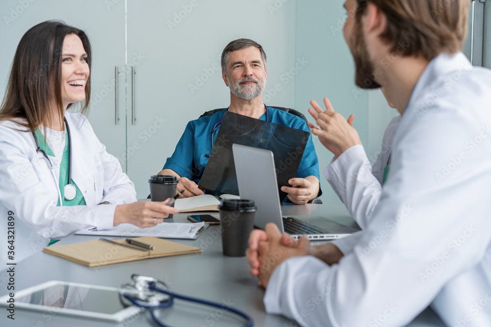 Obraz premium Medical Team Discussing Treatment Options With Patients. Team of doctors having a meeting in the meeting room.