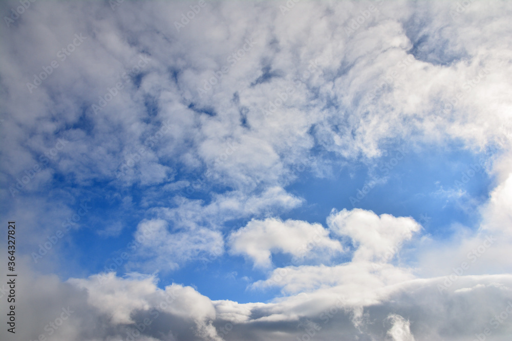 夏の青空、踊る白い雲。A clear blue & clouds from the northern alps. 夏の青空、踊る白い雲。A clear blue & clouds from the northern alps.