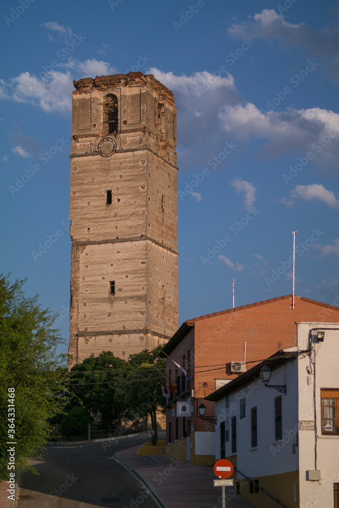 wieża zegar ruiny cegła kościół niebo