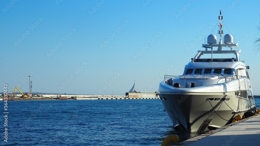 Naklejka premium Puerto de Alicante en el Mediterráneo