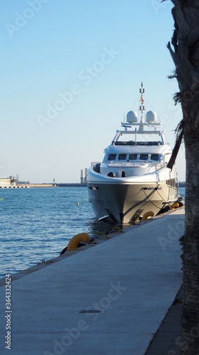 Puerto de Alicante en el Mediterráneo