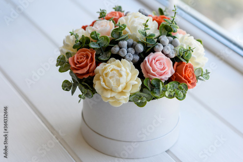 Fototapeta Naklejka Na Ścianę i Meble -  Bouquet of beautiful bright rose flowers in a gift cylindrical cardboard box