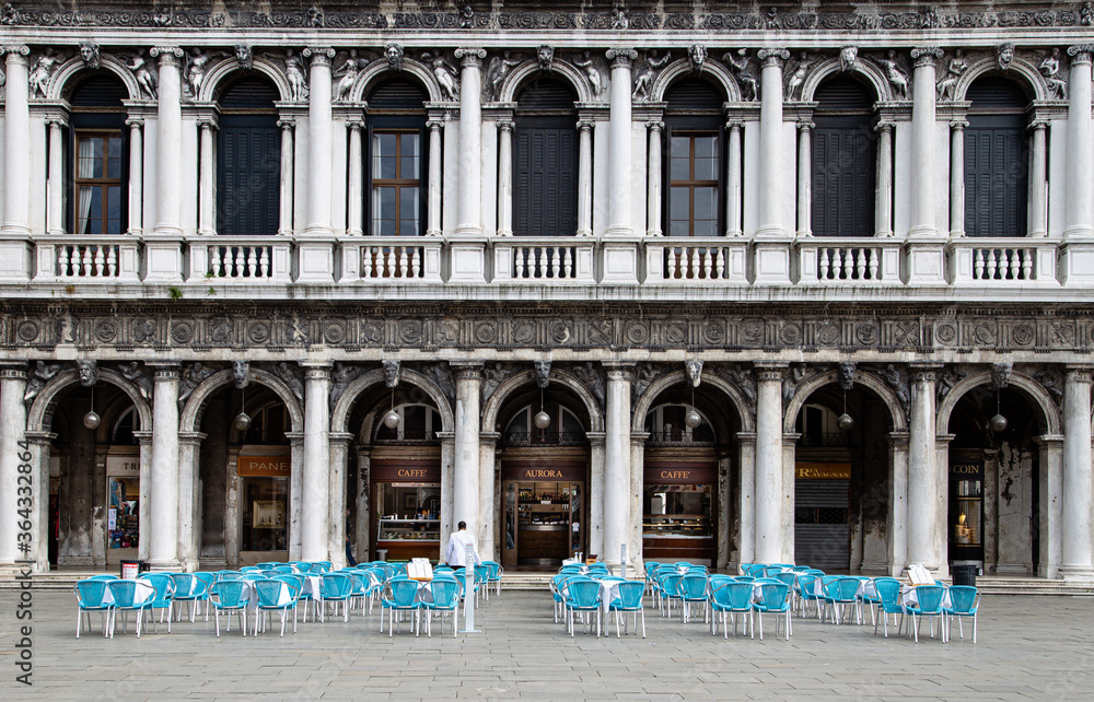 Leere Stühle auf dem Markusplatz in Venedig wegen Corona 