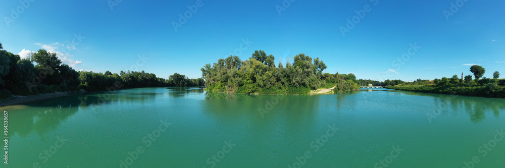Piave - Ansa panoramica sul fiume degli argini con alberi e vegetazione in Veneto Piave - Ansa panoramica sul fiume degli argini con alberi e vegetazione in Veneto