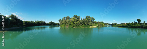 Piave - Ansa panoramica sul fiume degli argini con alberi e vegetazione in Veneto