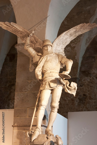 Foto Sculpture of the archangel Michael