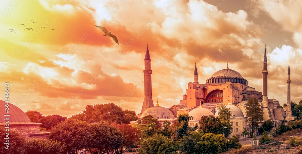 Obraz premium Stambuł Turcja - 05 kwietnia 2019: Architektura słonecznego dnia i Muzeum Hagia Sophia w Eminonu, Stambuł, Turcja