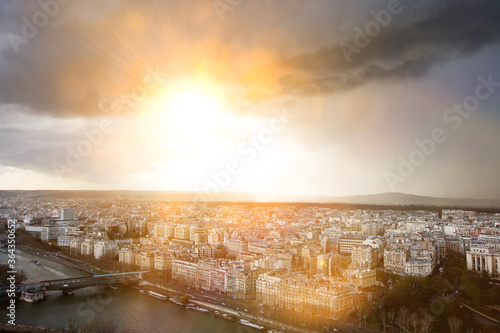 Paris cityspace with sunshine © moodboard