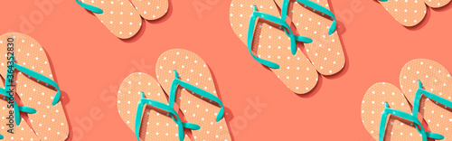 Cuadro en lienzo Summer concept with flip flops overhead view - flat lay