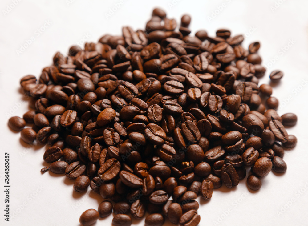 Fototapeta premium coffee beans on a white background
