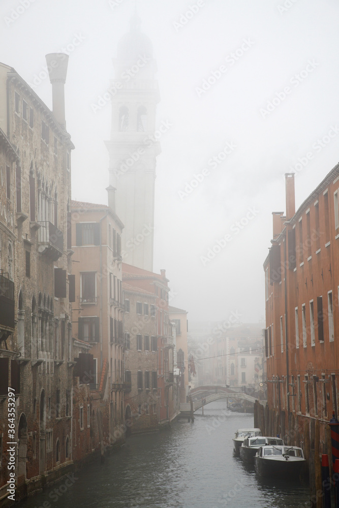 Fototapeta premium Italy Venice canal in fog