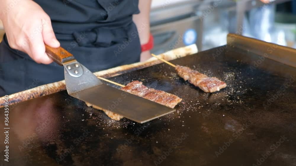 Japanese street food vendor cooking wagyu beef grill skewers. vídeo do