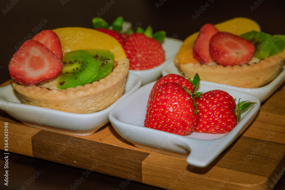 Deliciosa combinación de frutas y postres. Deliciosa combinación de frutas y postres.