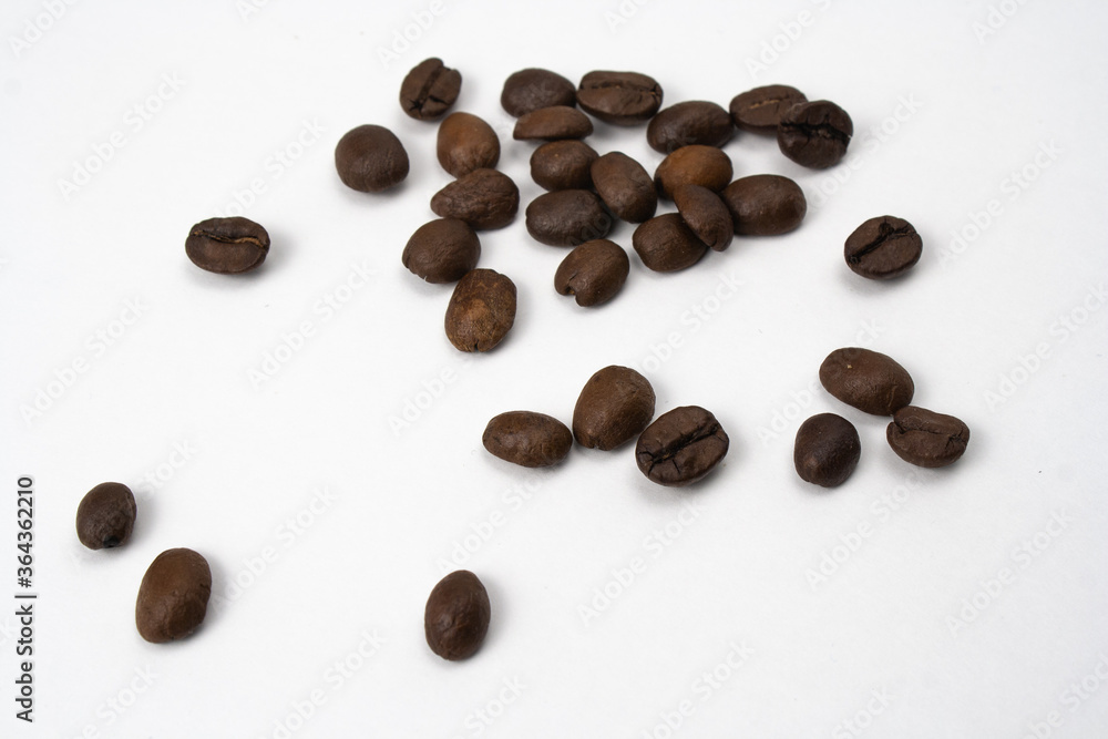 Obraz premium Wooden spoon with brown grains of wheat in the middle on white isolated background. Oats rye barley. Top view. Closeup. Banner for web site