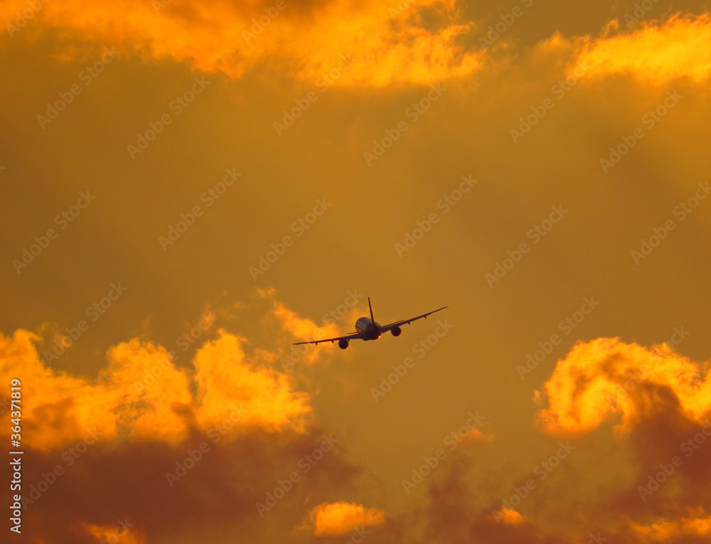 Fototapeta premium Céu com avião no pôr do sol