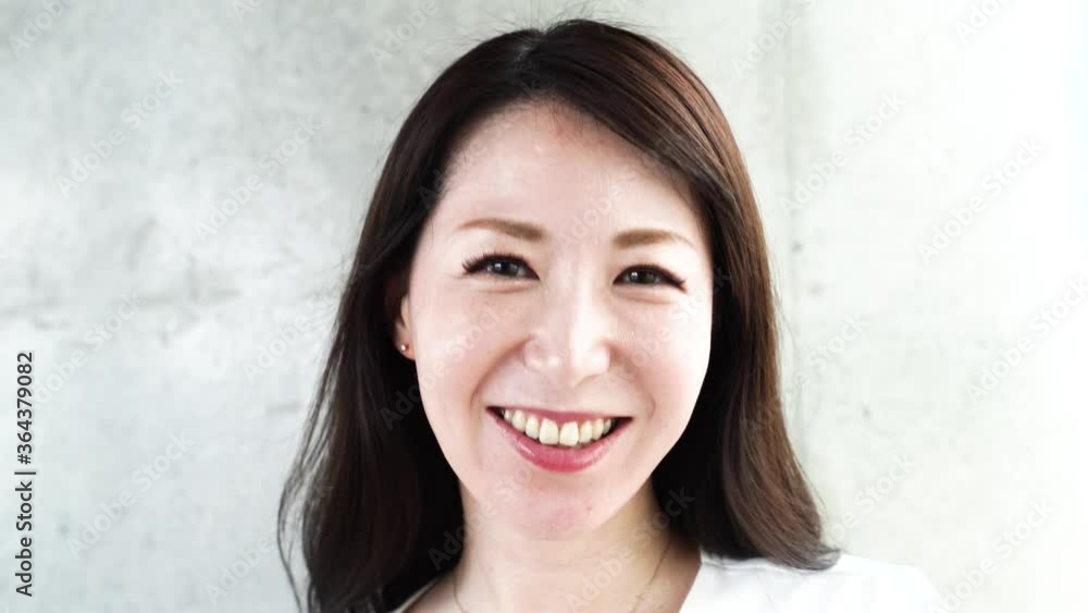 オンライン　ウェブカメラ 会話　パソコン画面用　女性　発言中心