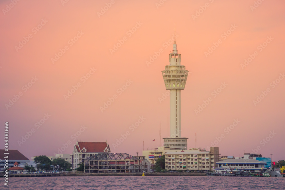 Obraz premium Riverfront view of Samut Prakan city hall with new observation tower and boat pier. Samut Prakan is at the mouth of the Chao Phraya River on Gulf of Thailand.