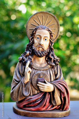 A bela imagem de busto do Sagrado Cora    o de Jesus ao ar livre