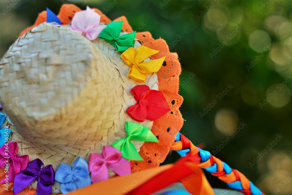 Detalhes de um pequeno chapéu de palha decorado com laços coloridos , renda  e tranças de fita Photos | Adobe Stock
