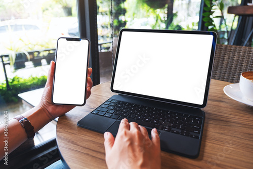 Fotografi Mockup image of a woman using tablet pc with blank white desktop screen as a com