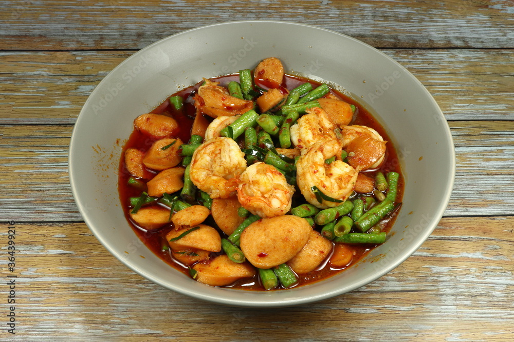 Traditional fried cutting sausage, fresh peeled shrimp and chopped green bean with red curry paste, soy sauce and sugar palm in Thai style. Famous hot and spicy appetizer menu in Asia. 