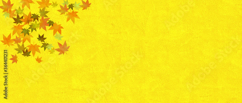 金色のテクスチャー背景と紅葉 Autumn leaves material. Traditional material on golden background.