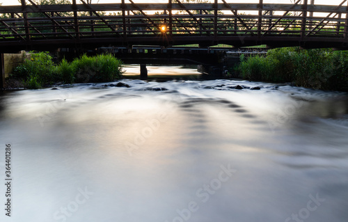 Fotografie bridge over stream at portage creek bicentennial park in Michigan