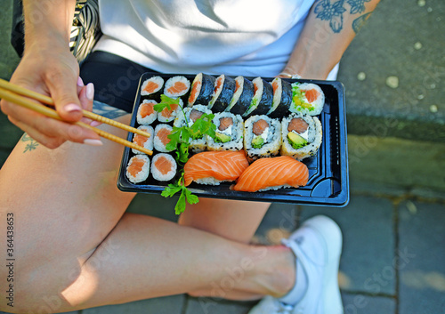 Obraz na płótnie Sushi take away, Sushi to go outdoors. Healthy eating out. w salonie