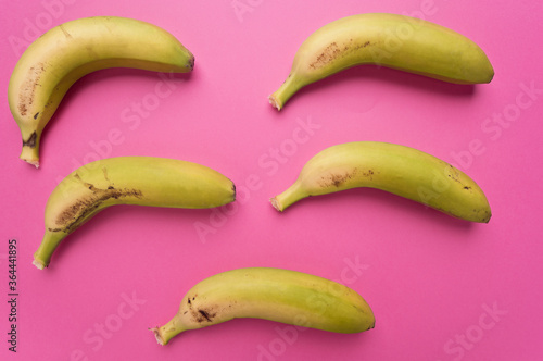 Plátano o Banana. Sobre fondo rosa Asturias, España, Europa