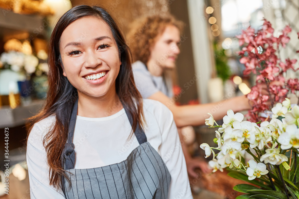 Asiatische Frau als Floristin in der Ausbildung Asiatische Frau als Floristin in der Ausbildung