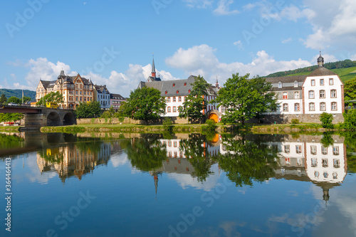 Panorama von Bernkastel-Kues an der Mosel mit Spiegelung im Wasser, Rheinland-Pfalz, Deutschland