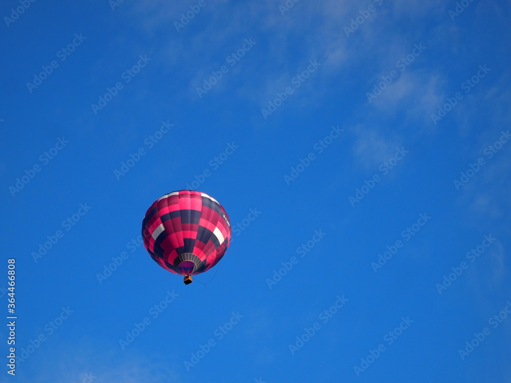 Naklejka premium Hot air balloon against blue sky