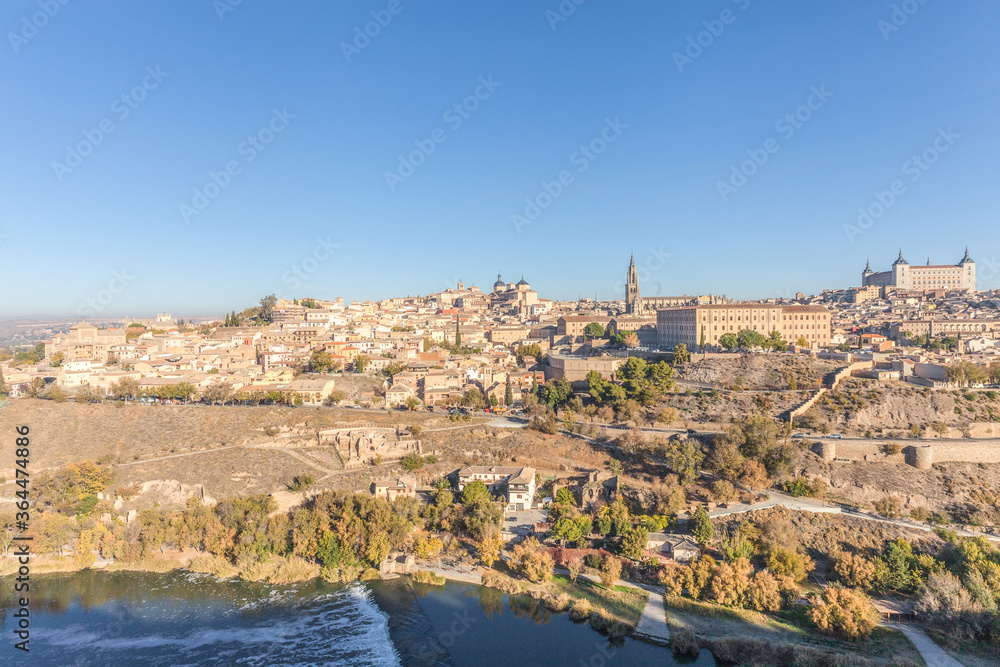 Vista general de la ciudad de Toledo con el río Tajo a su paso