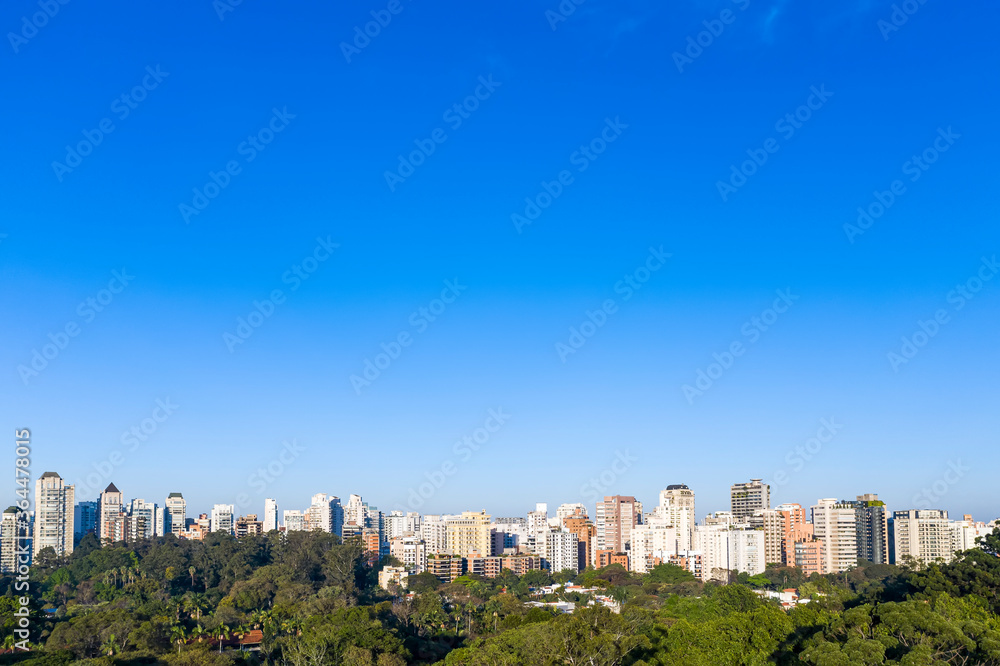 Fotos aéreas de parques em São Paulo, contraste da Natureza e o asfalto