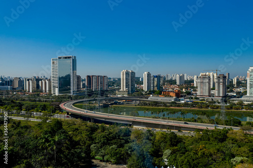 Fotos aéreas de parques em São Paulo, contraste da Natureza e o asfalto © Marcos