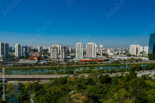 Fotos a  reas de parques em S  o Paulo  contraste da Natureza e o asfalto
