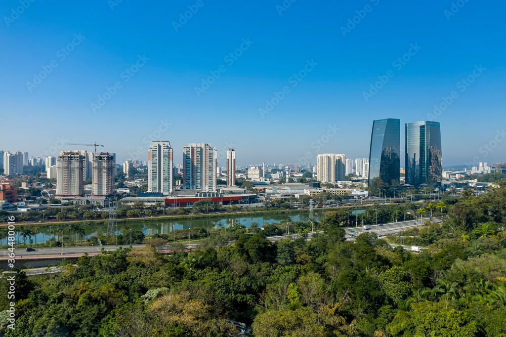 Fototapeta premium Fotos aéreas de parques em São Paulo, contraste da Natureza e o asfalto