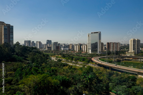 Fotos aéreas de parques em São Paulo, contraste da Natureza e o asfalto