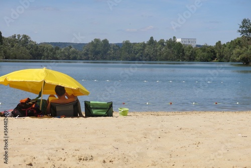 parasol jaune au soleil au  bord de la mer
