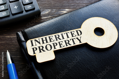 Foto Inherited property phrase on the wooden key.