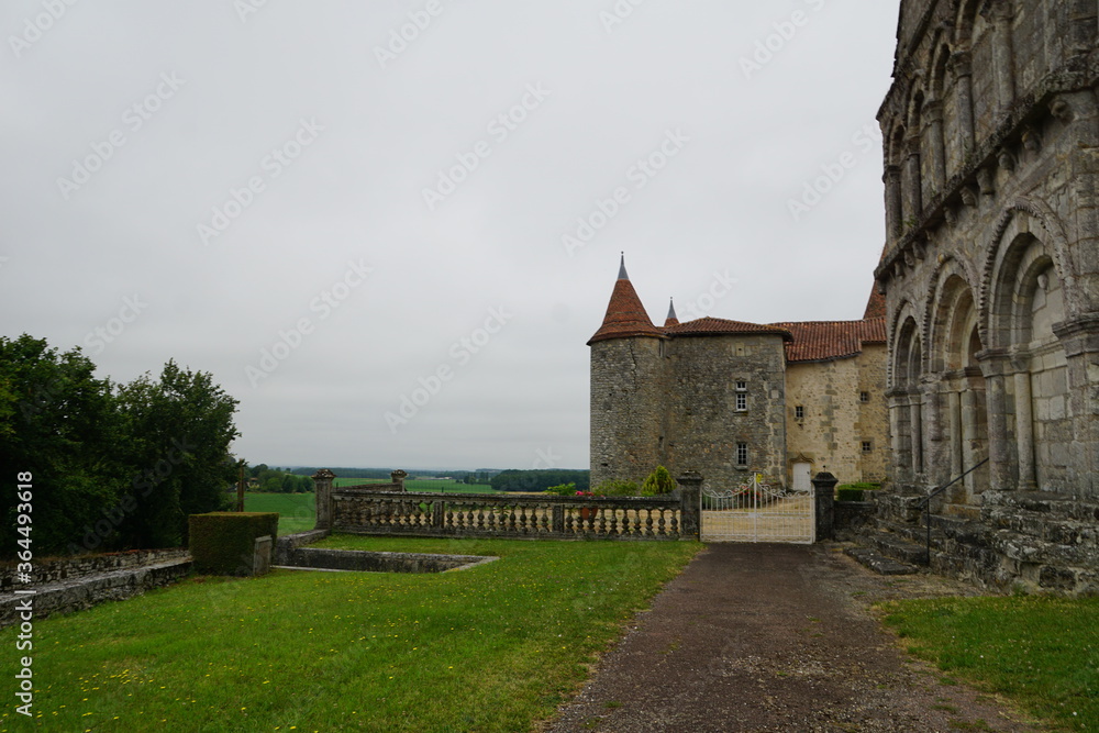 Le château et l'église de Chillac