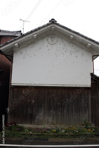 家, ビル, バーン, 古い, 天井, 空, 建築, 青, ファーム, おちる, 木製の, 木, くつろいで, 赤, 仕組み, まど, 浜, ルーラル, とびら, 緑, 小屋, 記憶, メタル, アウトドア