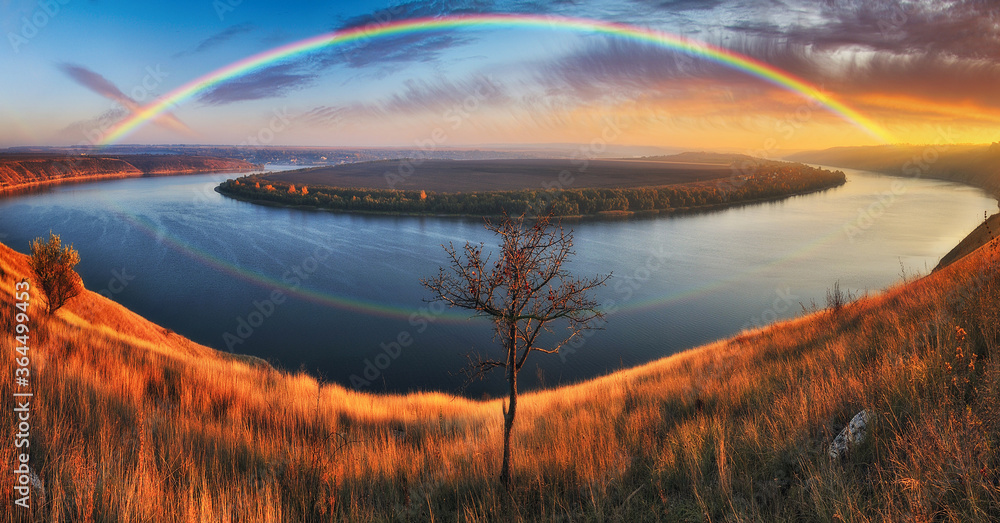 Obraz premium colorful rainbow over river canyon